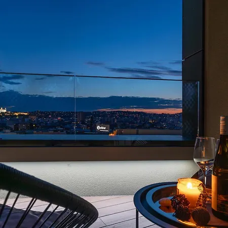 Panoramic Castle View Sky Park 公寓