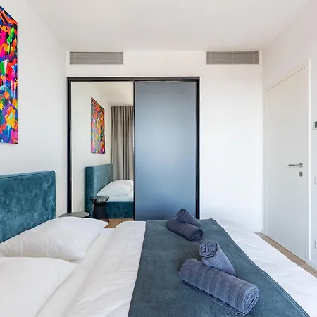 Panoramic Castle View Sky Park Apartment *