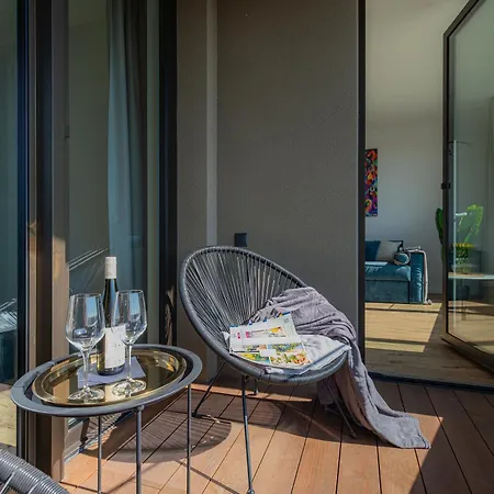 Panoramic Castle View Sky Park Apartment *