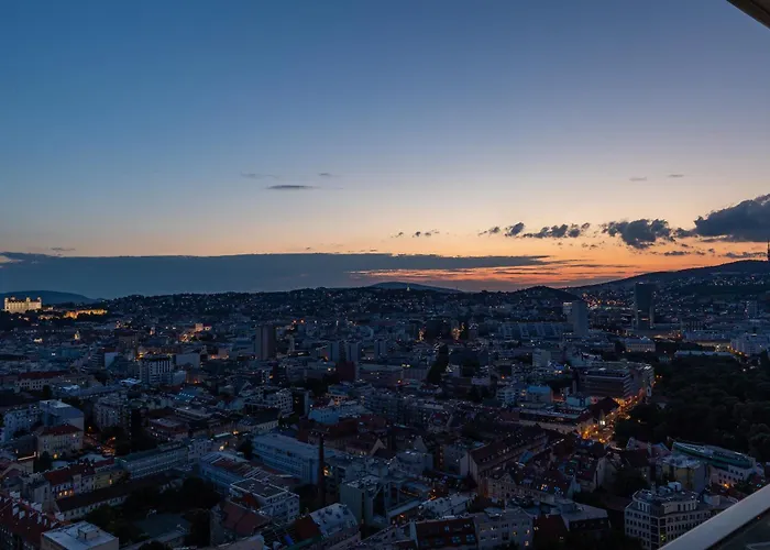 Panoramic Castle View Sky Park Apartment