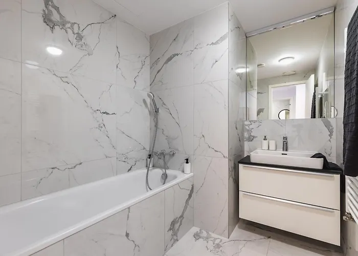 Panoramic Castle View Sky Park Apartment *