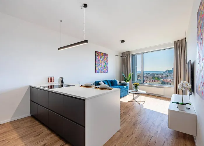 Panoramic Castle View Sky Park Apartment